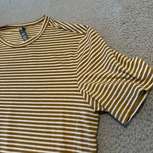 Vuori Men's Short Sleeve Current Stripe Tee Color: Bronze Size Medium V1021 fall - Picture 3 of 16